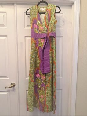Tori Richard true vintage quilted wrap dress with attached sash. Size 8